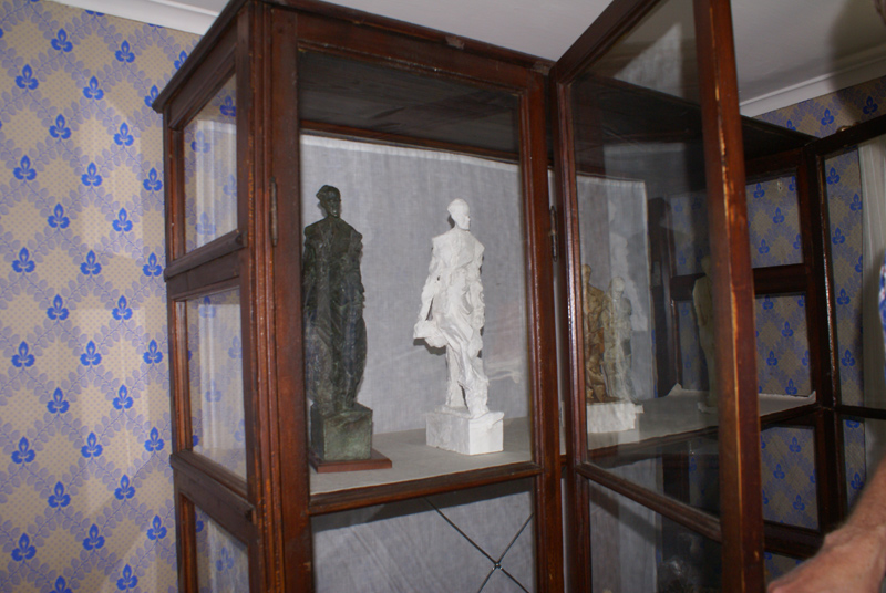 Skåpet i Lilla stugan på Wallinska gården där skisserna till Jan Fridegårds statyn visas.